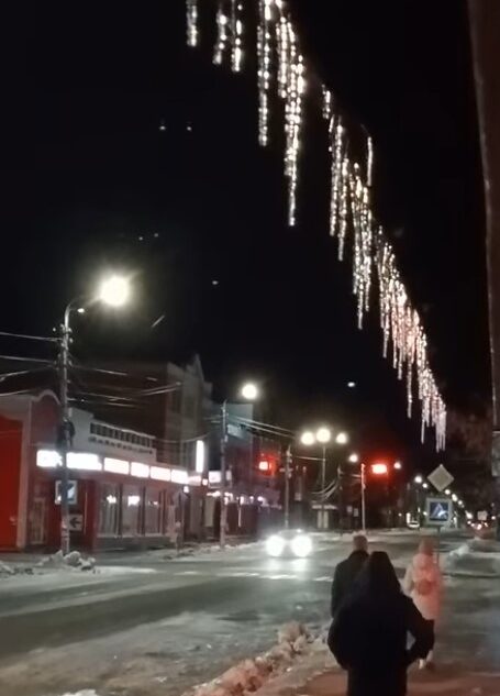 В Тверской области огромные сосульки на проводах угрожают жизням людей В Тверской области огромные сосульки на проводах угрожают жизням людей
