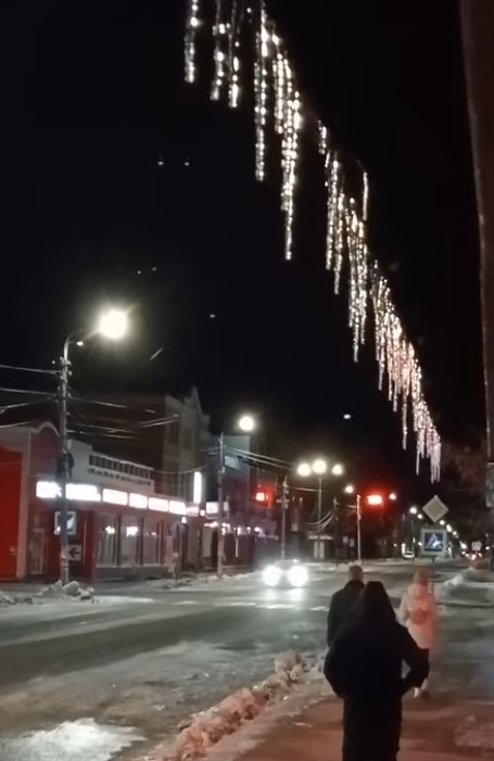 В Тверской области огромные сосульки на проводах угрожают жизням людей