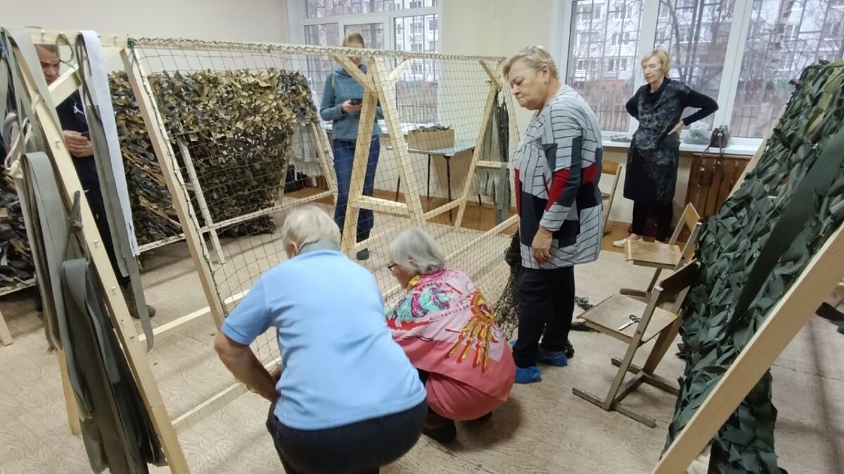 Жители Тверской области установили рекорд по плетению маскировочных сетей
