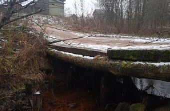 В Тверской области мост разрушается на глазах местных жителей В Тверской области мост разрушается на глазах местных жителей