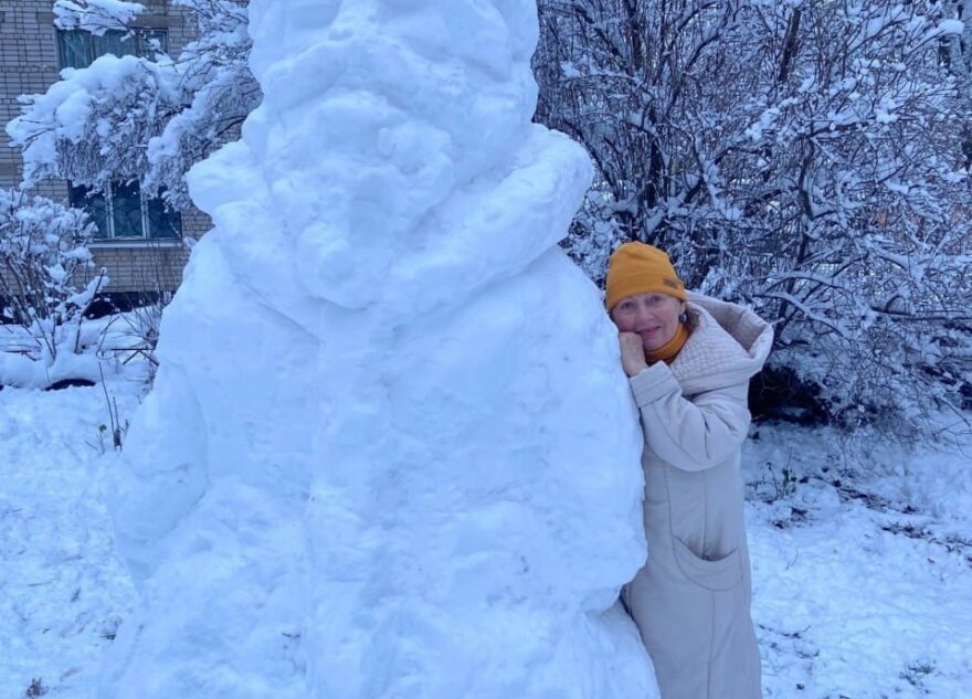 В Твери 14-летний мальчик слепил снеговика-великана