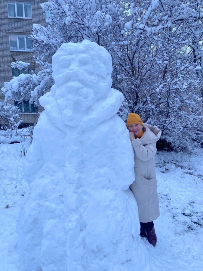 В Твери 14-летний мальчик слепил снеговика-великана