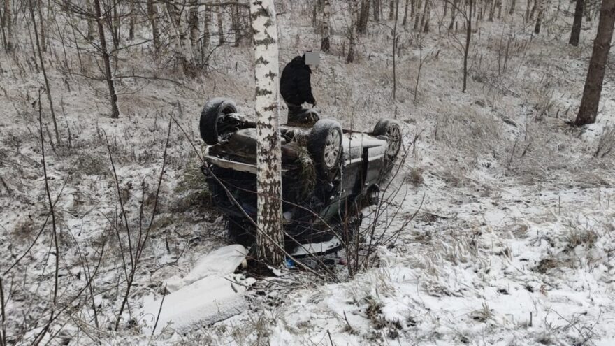 Opel съехал в кювет под Тверью, есть пострадавшая
