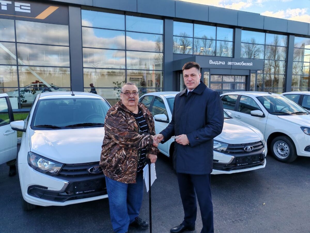 Новые автомобили для пострадавших на производстве: помощь от СФР в Тверской области