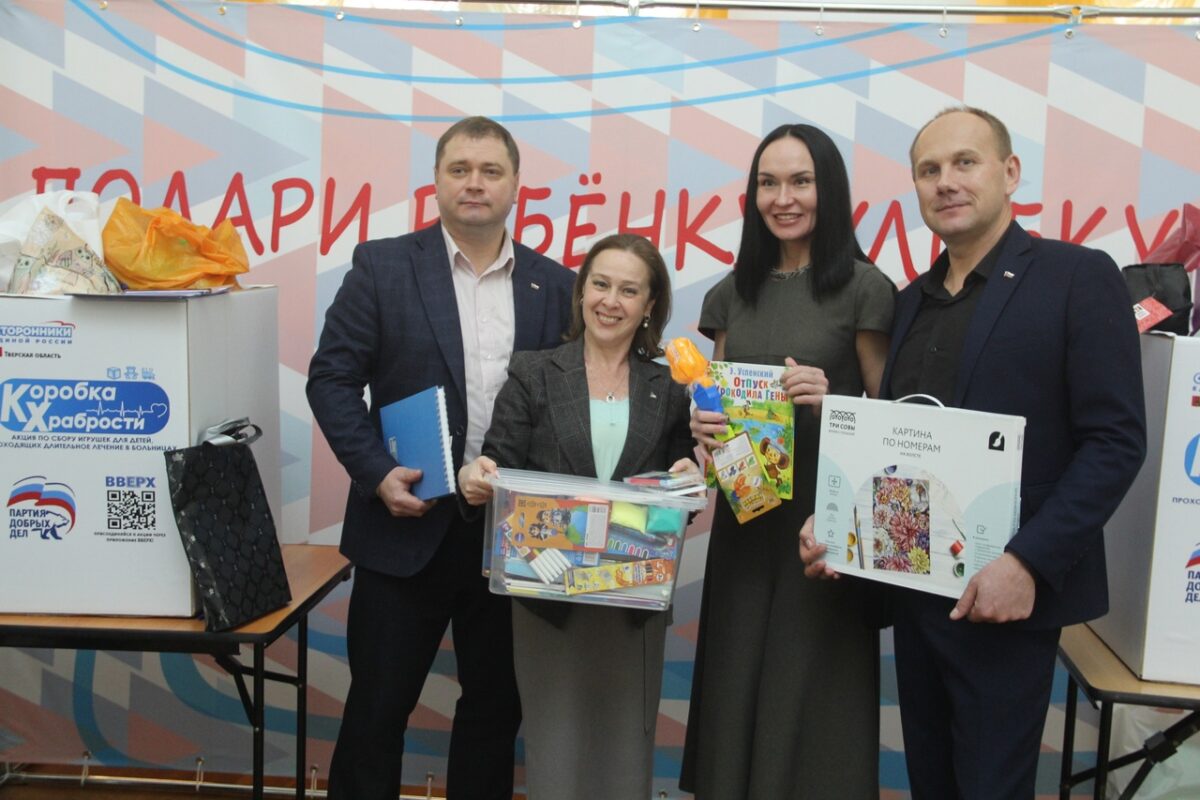 Представители «Единой России» провели акцию «Коробка храбрости» и собрали письма для солдат