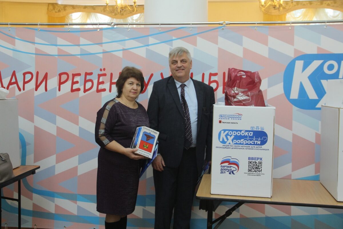 Представители «Единой России» провели акцию «Коробка храбрости» и собрали письма для солдат