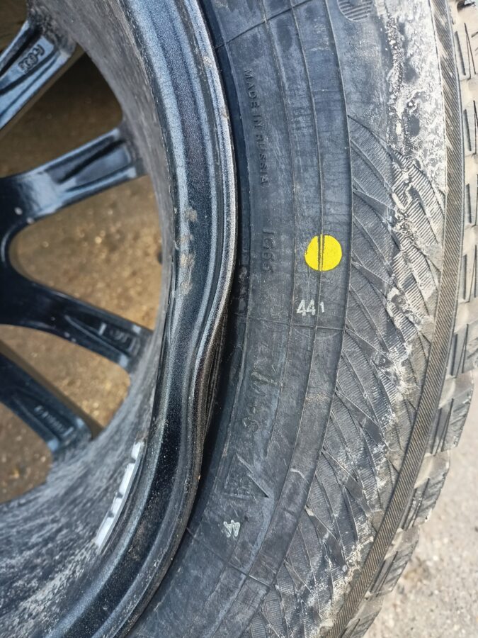 Опасно для жизни: перед мостом в Тверской области водители пробивают колеса