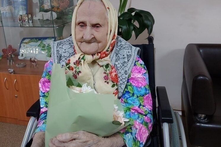 Губернатор Игорь Руденя поздравил со 104-летием труженицу тыла Екатерину Власову Губернатор Игорь Руденя поздравил со 104-летием труженицу тыла Екатерину Власову