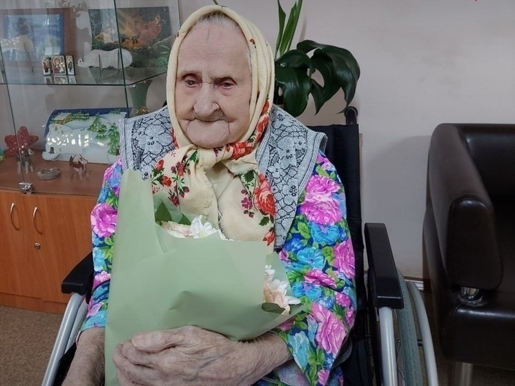 Губернатор Игорь Руденя поздравил со 104-летием труженицу тыла Екатерину Власову Губернатор Игорь Руденя поздравил со 104-летием труженицу тыла Екатерину Власову