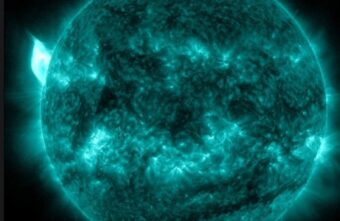 Впервые за долгое время на Солнце произошла мощная вспышка Впервые за долгое время на Солнце произошла мощная вспышка