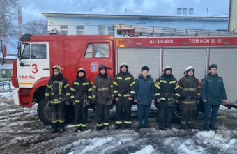 В Твери пожарные спасли человека из горящей квартиры В Твери пожарные спасли человека из горящей квартиры