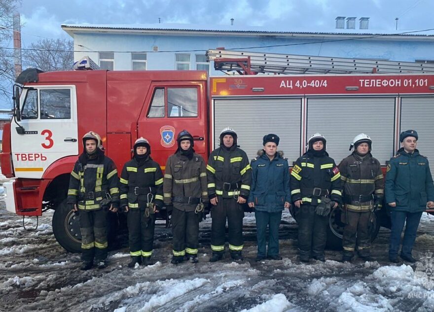 В Твери пожарные спасли человека из горящей квартиры