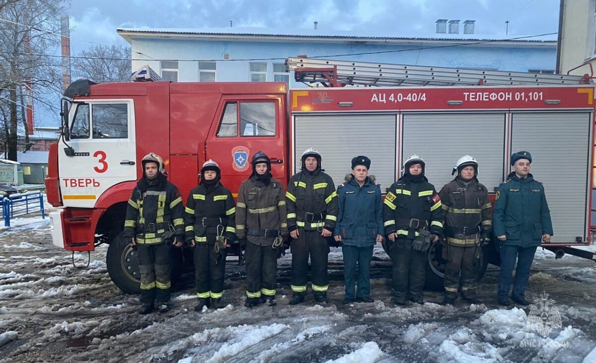 В Твери пожарные спасли человека из горящей квартиры