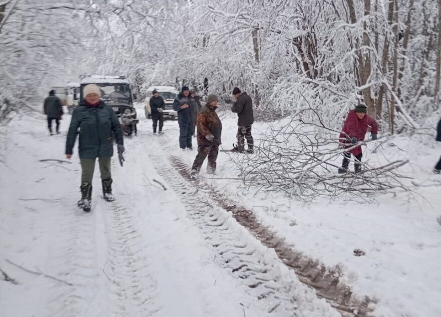 В Тверской области спорят, накажут ли жителей за расчистку дороги В Тверской области спорят, накажут ли жителей за расчистку дороги