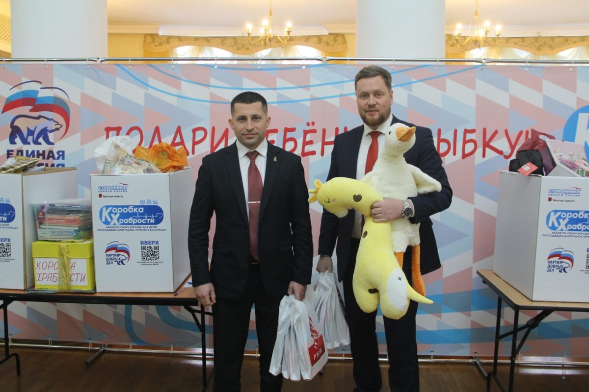 Представители «Единой России» провели акцию «Коробка храбрости» и собрали письма для солдат