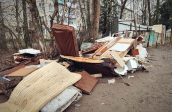 Жители Тверской области завалили весь двор мусором