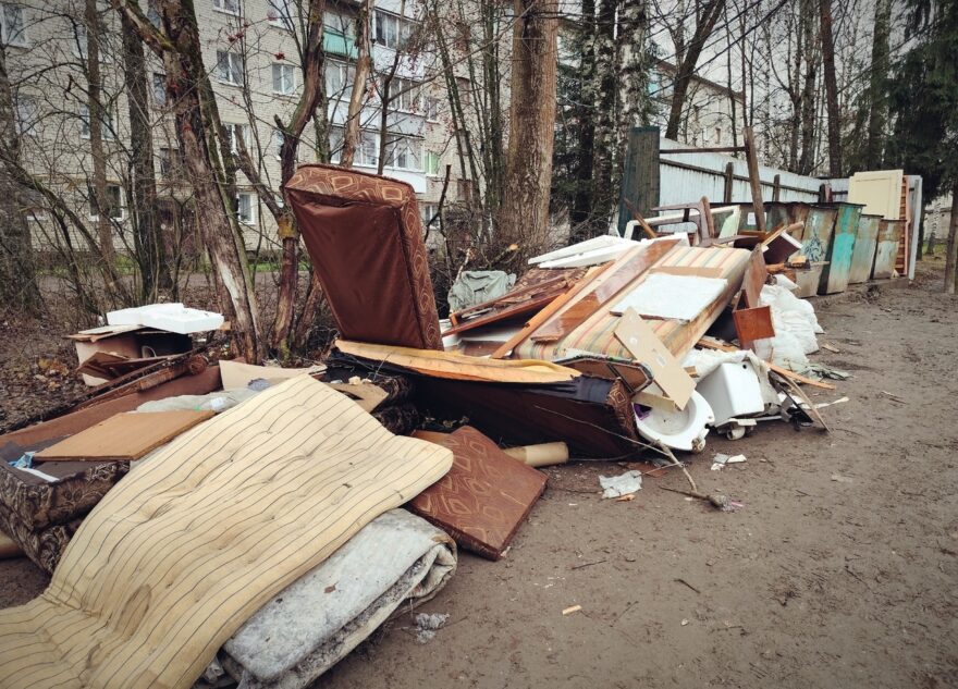 Жители Тверской области завалили весь двор мусором