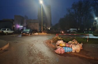 В Тверской области неизвестный устроил мусорную инсталляцию у школы