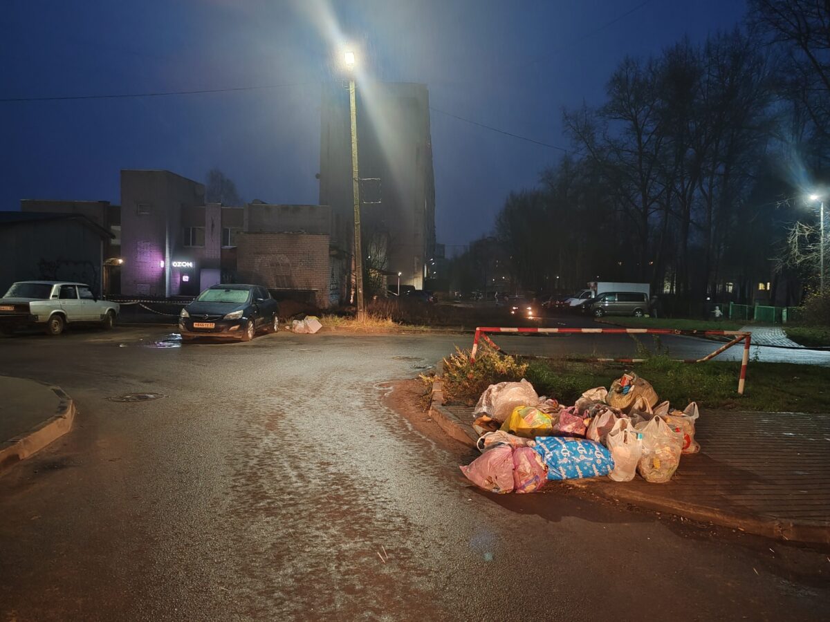 В Тверской области неизвестный устроил мусорную инсталляцию у школы