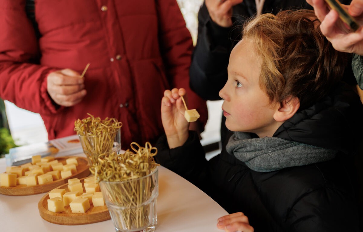 Порядка 800 человек стали гостями и участниками сырного феста «Углече Поле» в Тверской области