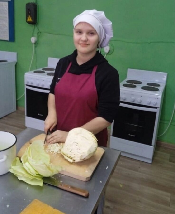 Тверские студенты заквасили капусту для бойцов спецоперации