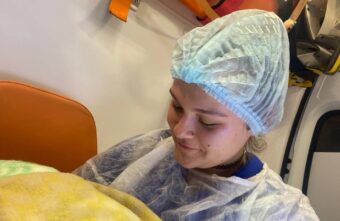 Жительница Тверской области родила девятого ребёнка прямо в машине