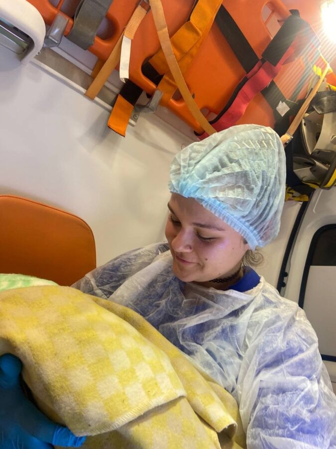 Жительница Тверской области родила девятого ребёнка прямо в машине Жительница Тверской области родила девятого ребёнка прямо в машине