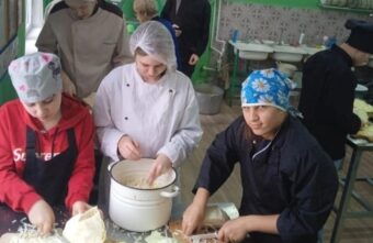 Тверские студенты заквасили капусту для бойцов спецоперации