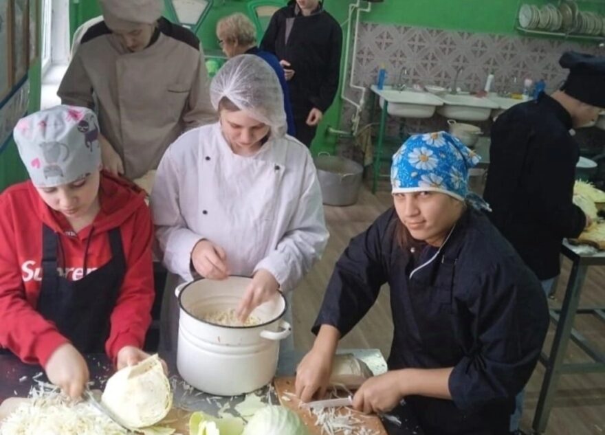 Тверские студенты заквасили капусту для бойцов спецоперации