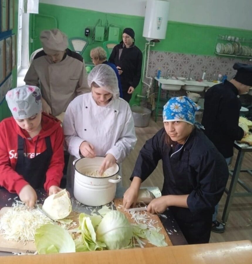 Тверские студенты заквасили капусту для бойцов спецоперации Тверские студенты заквасили капусту для бойцов спецоперации