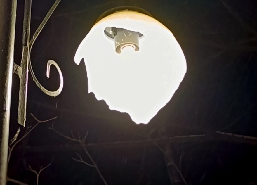 В Тверской области вандалы громят освещение в парке