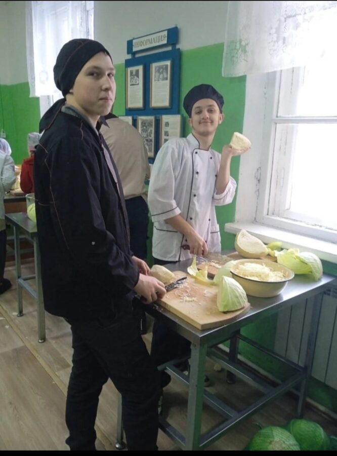 Тверские студенты заквасили капусту для бойцов спецоперации