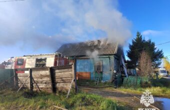 В Твери на Можайского загорелся дом В Твери на Можайского загорелся дом