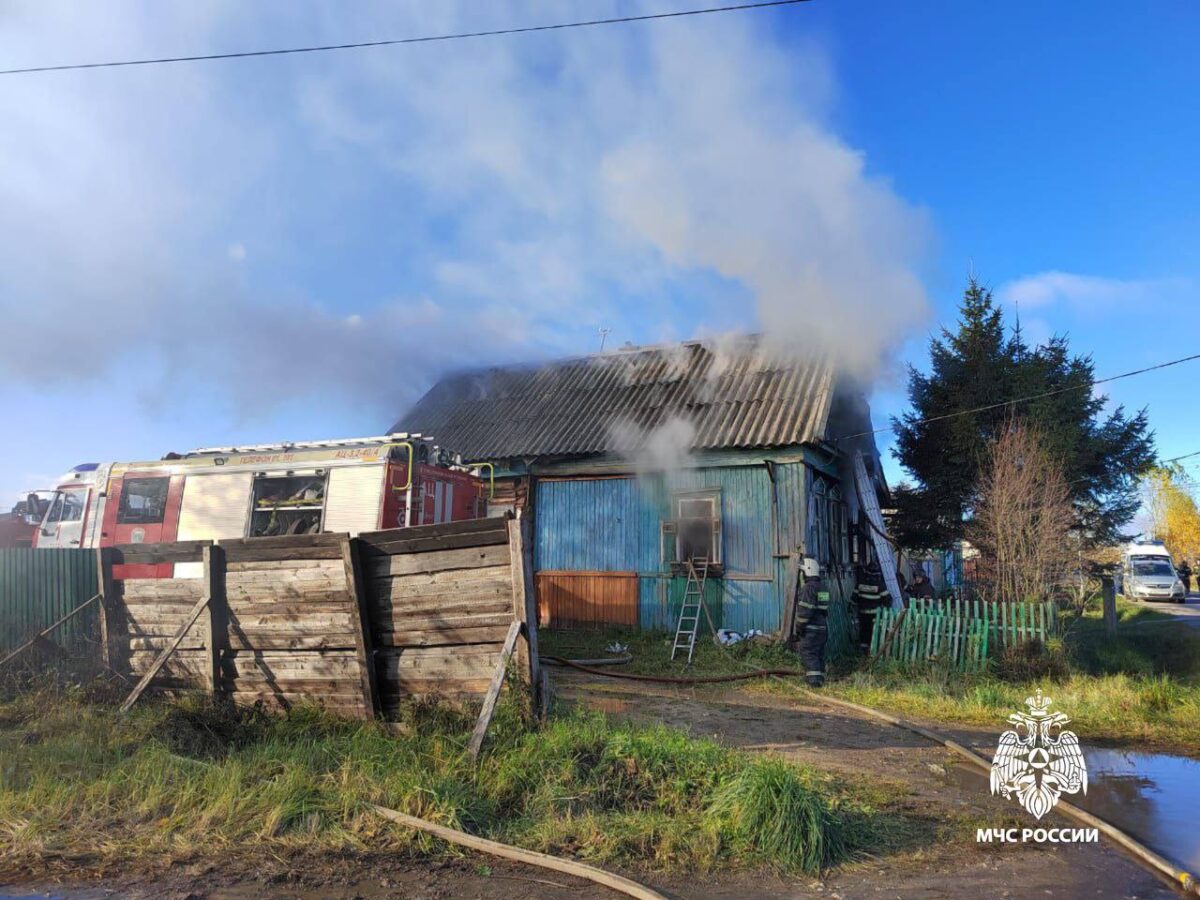 В Твери на Можайского загорелся дом В Твери на Можайского загорелся дом