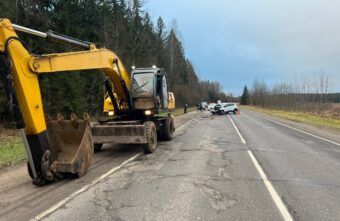 В Тверской области автомобиль врезался в экскаватор на трассе В Тверской области автомобиль врезался в экскаватор на трассе