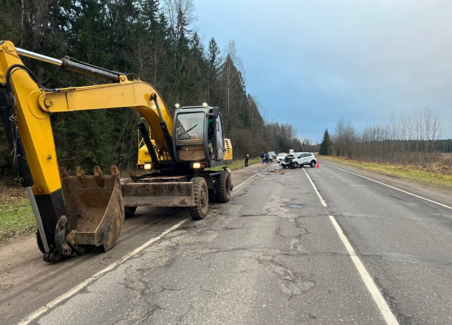 В Тверской области автомобиль врезался в экскаватор на трассе