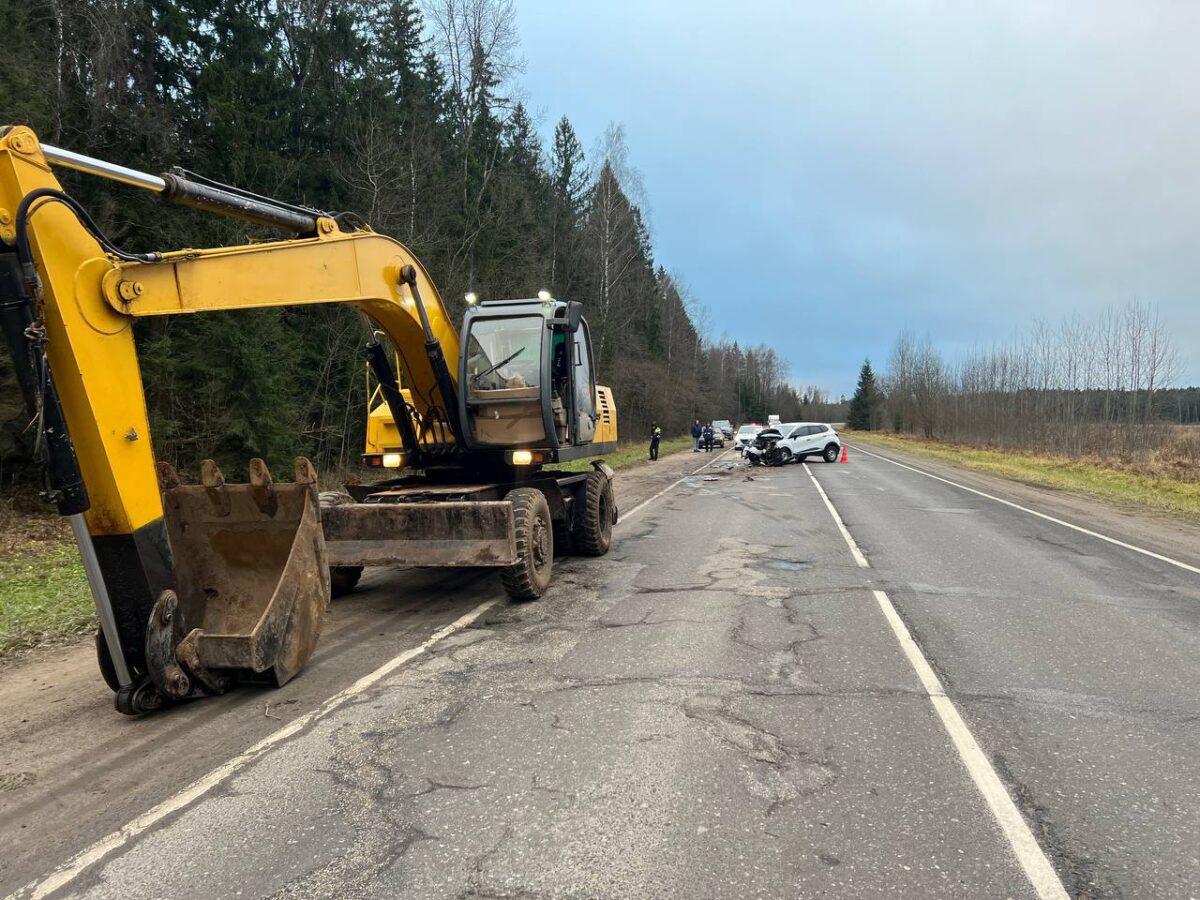В Тверской области автомобиль врезался в экскаватор на трассе