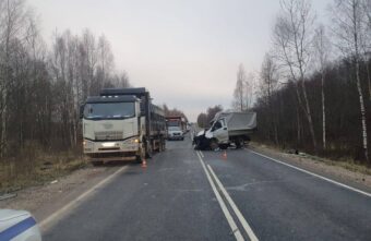 В Тверской области при столкновении Газели и грузовика погиб человек В Тверской области при столкновении Газели и грузовика погиб человек