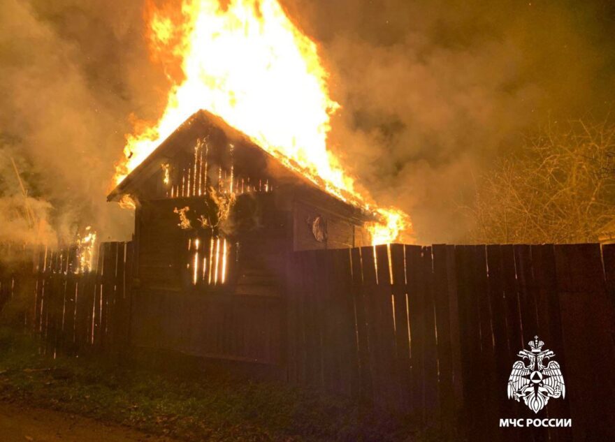 В Тверской области неизвестные подожгли дом