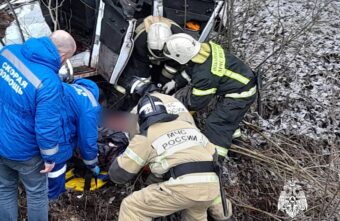 В Тверской области спасатели доставали травмированного водителя из машины В Тверской области спасатели доставали травмированного водителя из машины