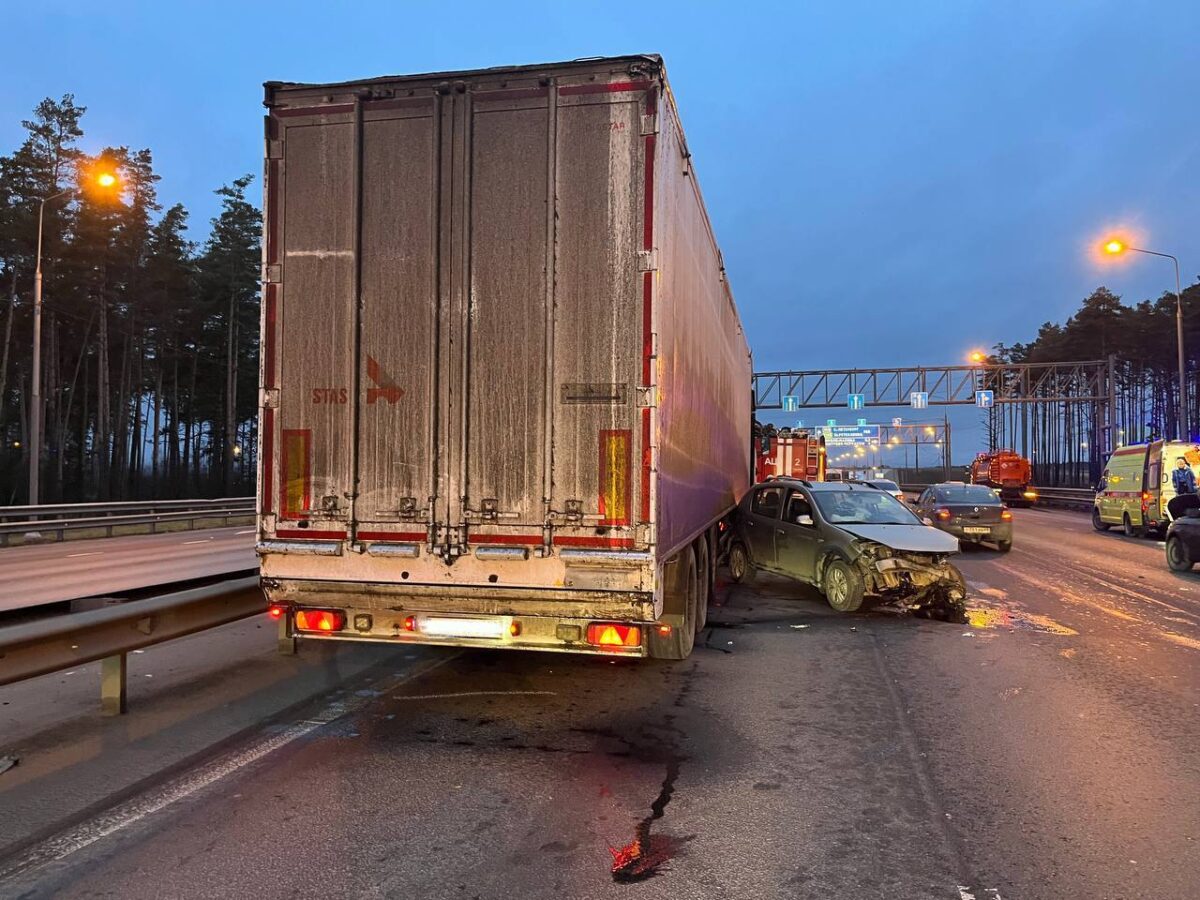 В Тверской области в тройном ДТП с грузовиком и бензовозом пострадала женщина