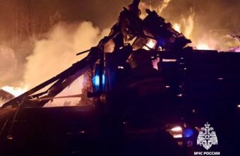 В Тверской области пожар уничтожил дом и повредил соседний В Тверской области пожар уничтожил дом и повредил соседний