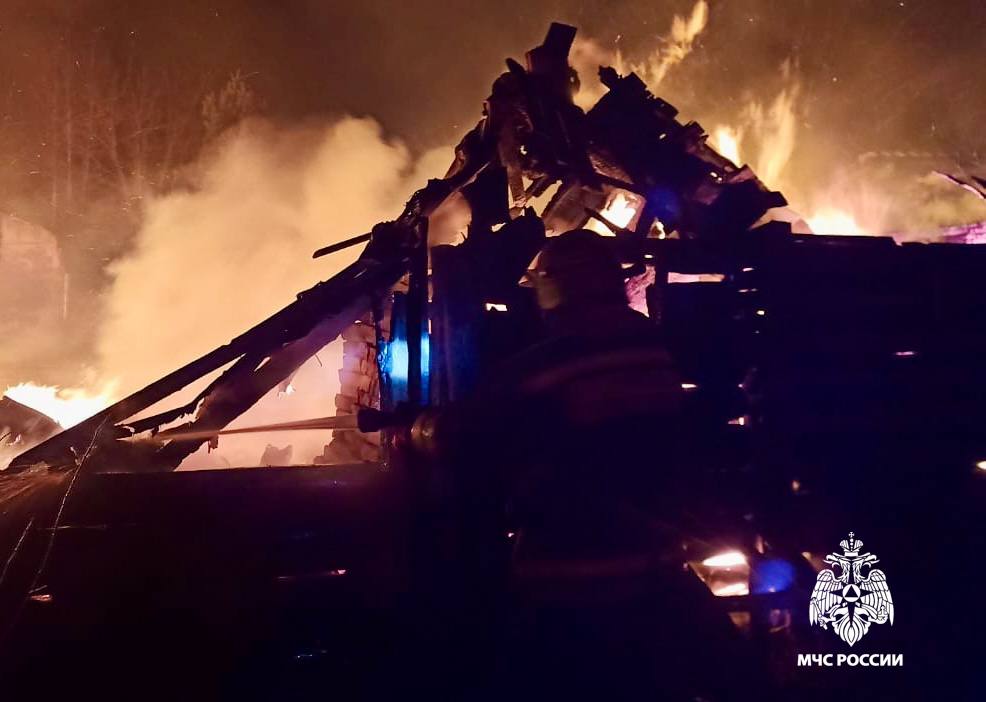 В Тверской области пожар уничтожил дом и повредил соседний
