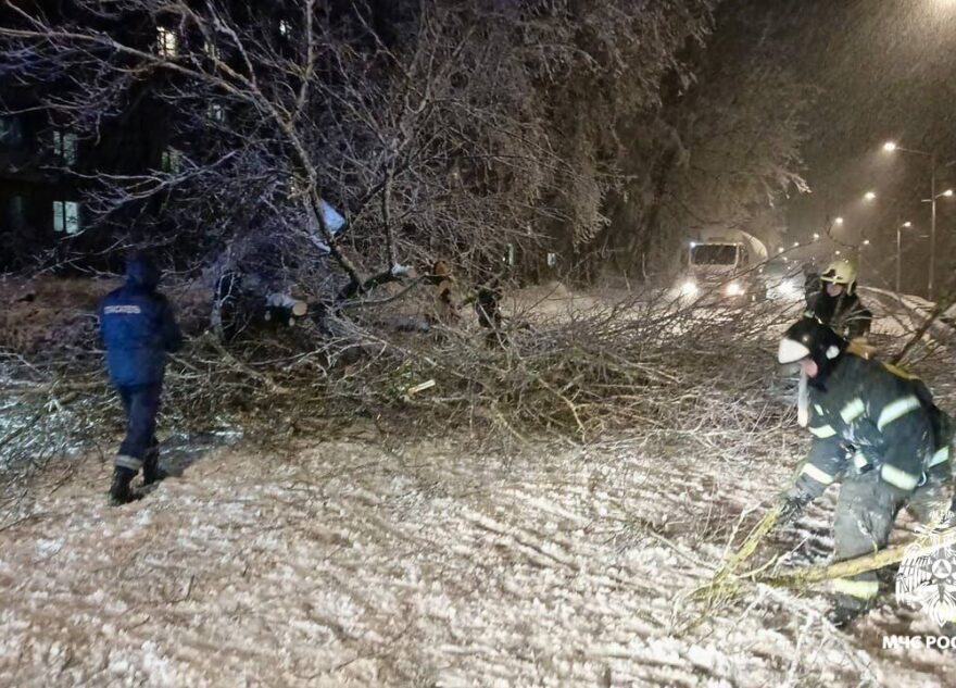 В Тверской области аварийные службы и МЧС ликвидировали последствия непогоды В Тверской области аварийные службы и МЧС ликвидировали последствия непогоды