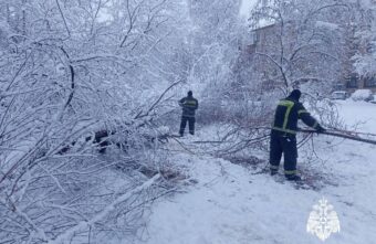 Сотрудники МЧС Тверской области продолжают ликвидировать последствия разбушевавшейся стихии