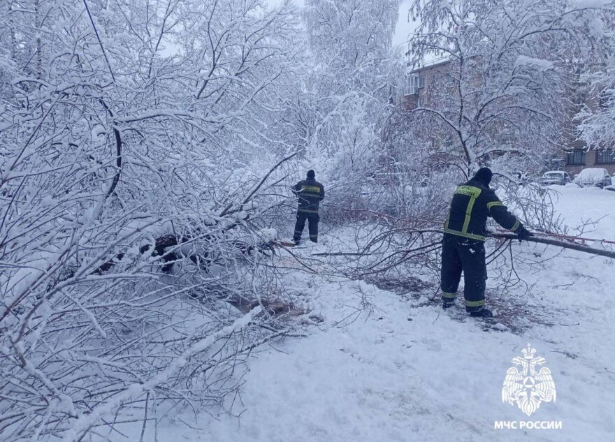Сотрудники МЧС Тверской области продолжают ликвидировать последствия разбушевавшейся стихии