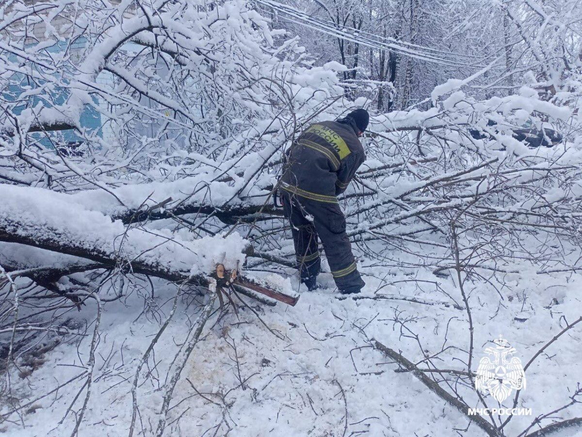 Сотрудники МЧС Тверской области продолжают ликвидировать последствия разбушевавшейся стихии