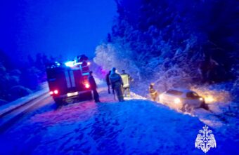 В Тверской области спасатели МЧС достали из машины двоих детей и взрослого
