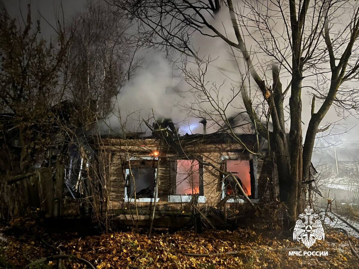 Поздним вечером в Тверской области сгорела заброшка