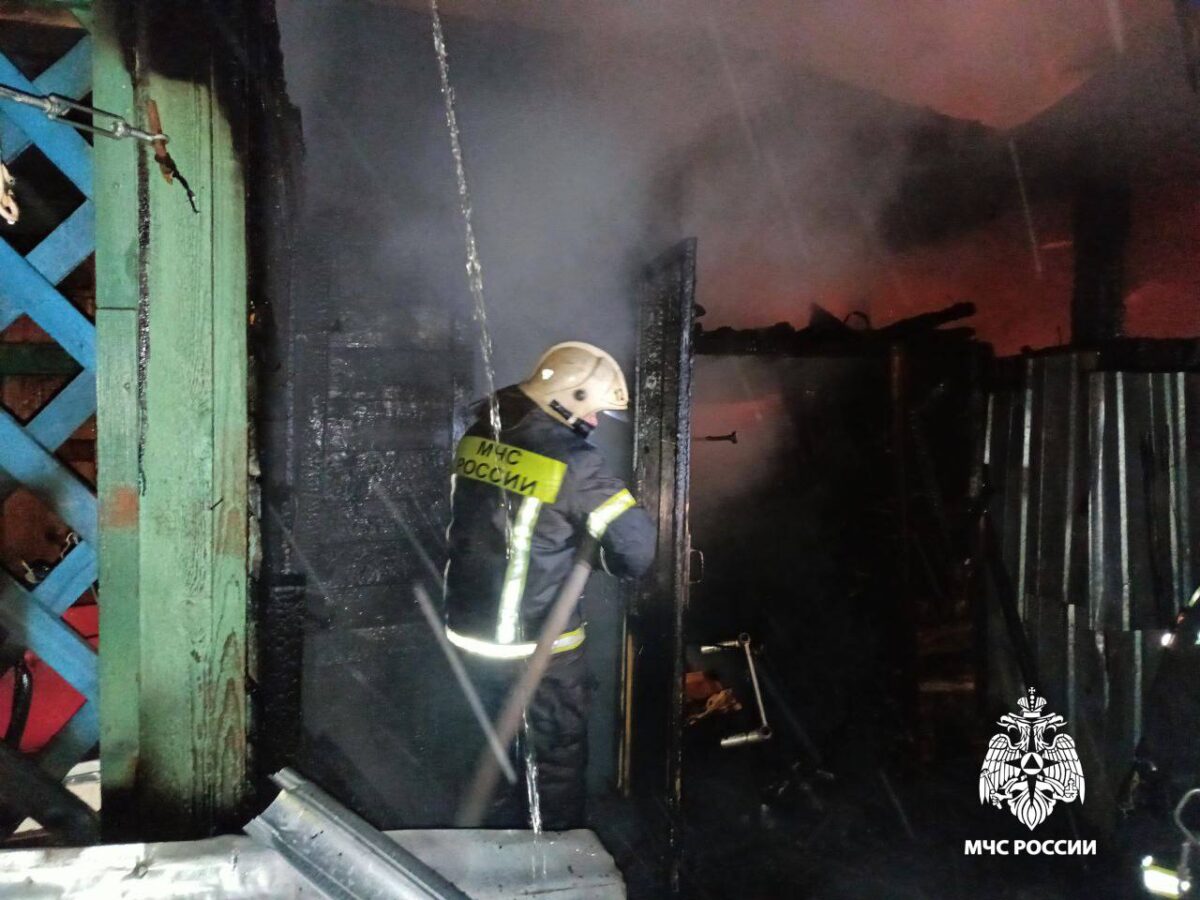 В Тверской области пожарные спасли жилой дом и баню